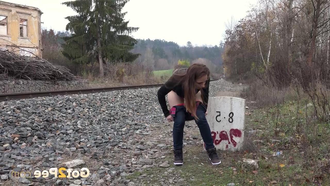 15P Das rothaarige Mädchen Antonia Sainz pinkelt dringend in der Nähe von Bahngleisen