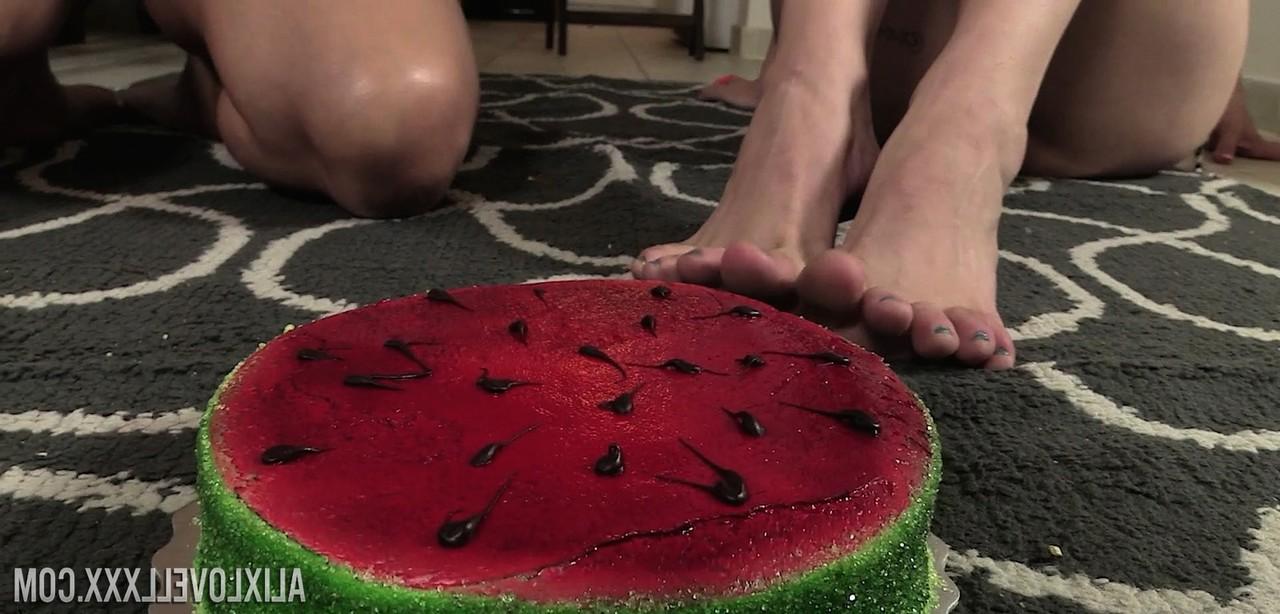 15P As MILFs Alice Frost e Alix Lovell bagunçam os peitos e os pés uma da outra