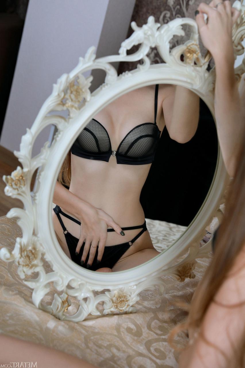 20P A doce adolescente morena Elle Tan tira a calcinha transparente e posa nua na cama