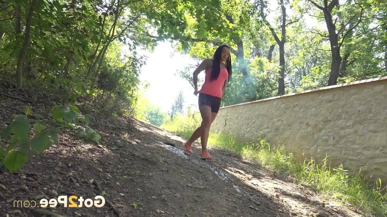 15P Dafne, une fille célibataire, fait pipi par terre derrière une clôture pendant la journée.