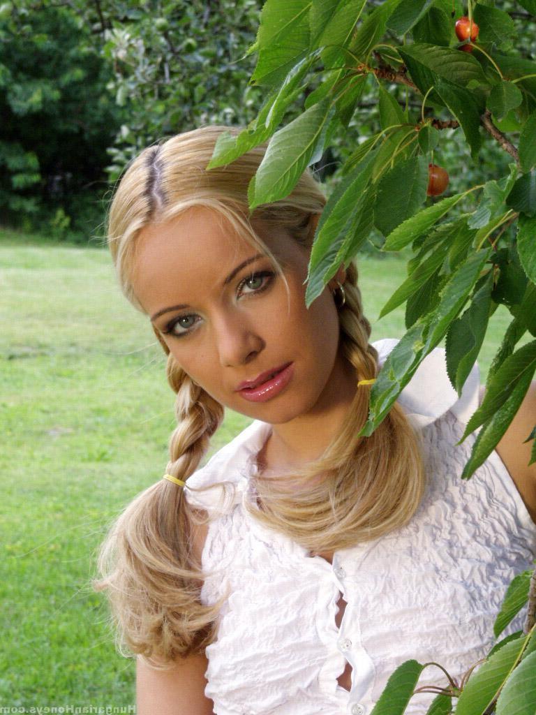 20P Young blonde Jennifer Reed climbs a tree & toys her trimmed pussy with a dildo