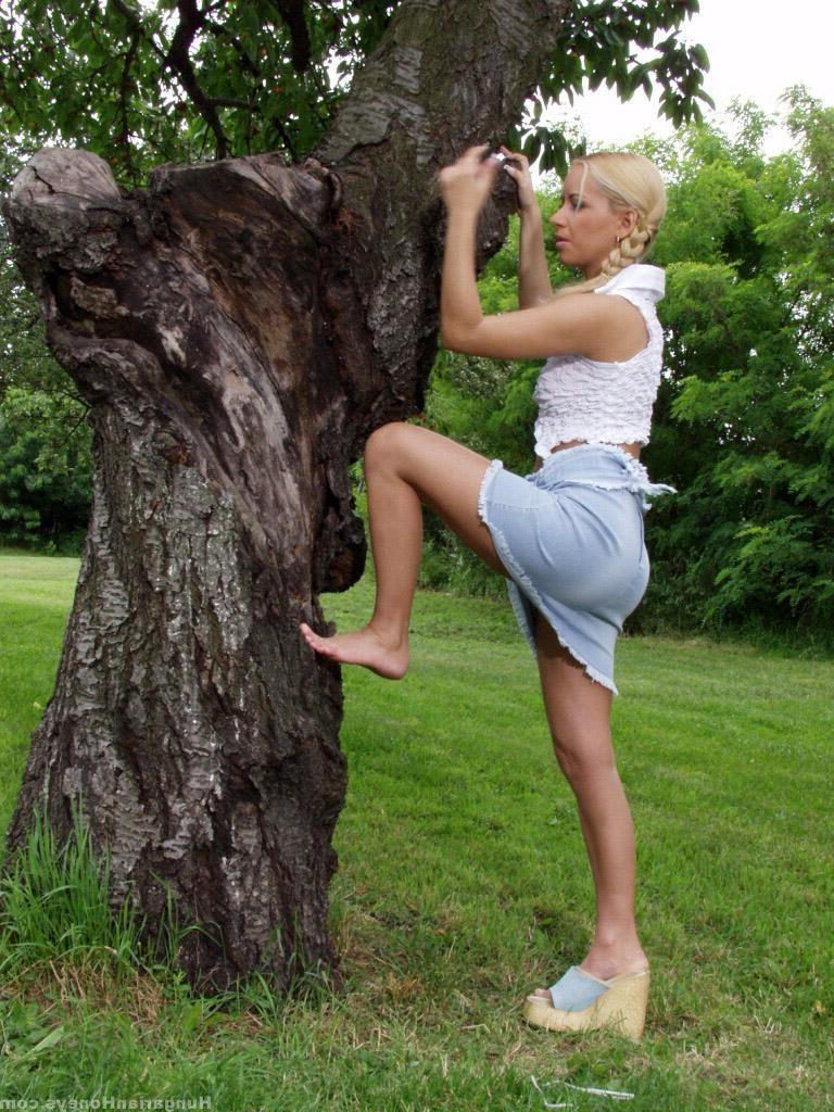 20P Young blonde Jennifer Reed climbs a tree & toys her trimmed pussy with a dildo