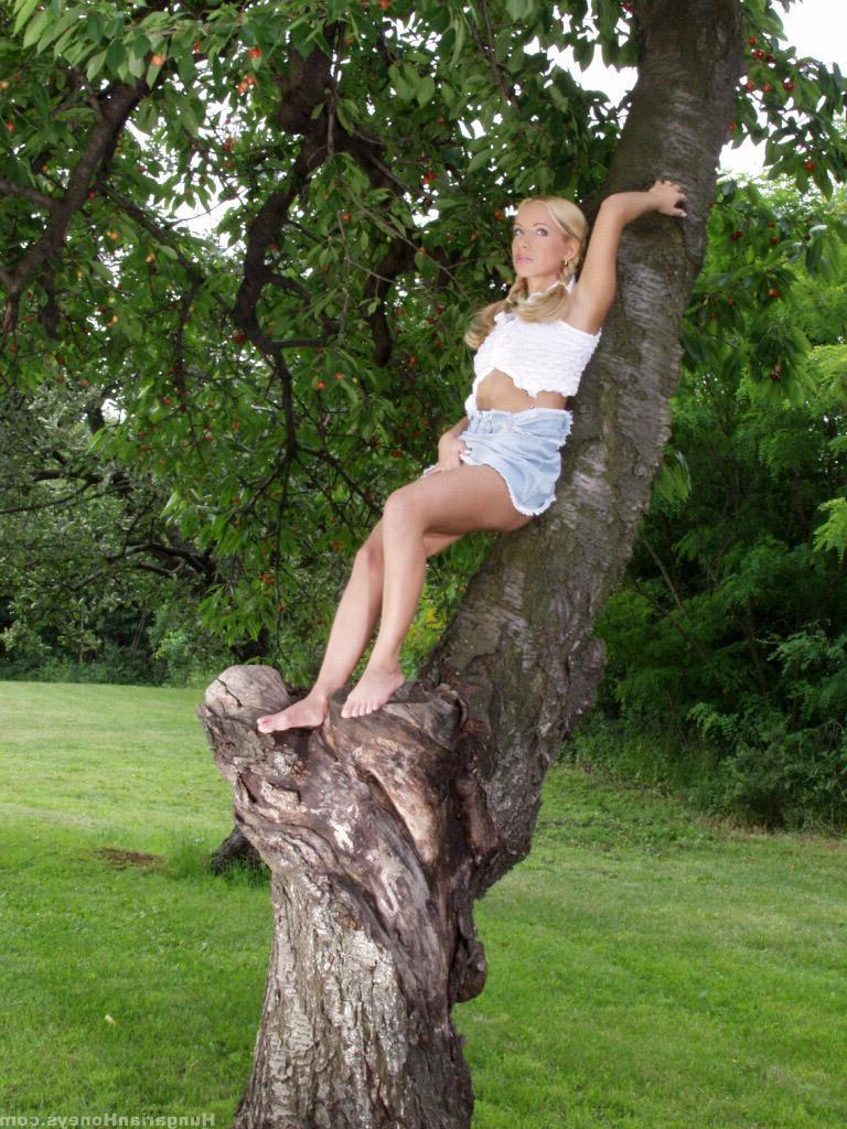 20P Young blonde Jennifer Reed climbs a tree & toys her trimmed pussy with a dildo