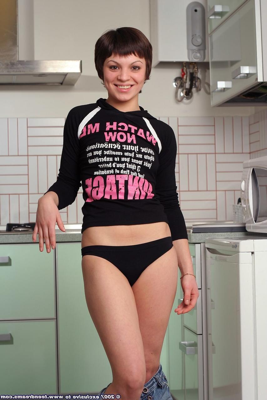 20P La hermosa melanie muestra sus pequeñas tetas adolescentes y su fino culo