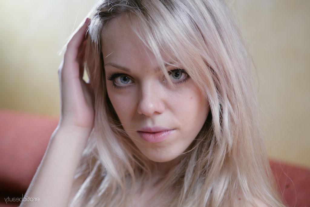 16P La joven rubia caliente Lola A se quita la lencería de muñeca para ir desnuda en medias
