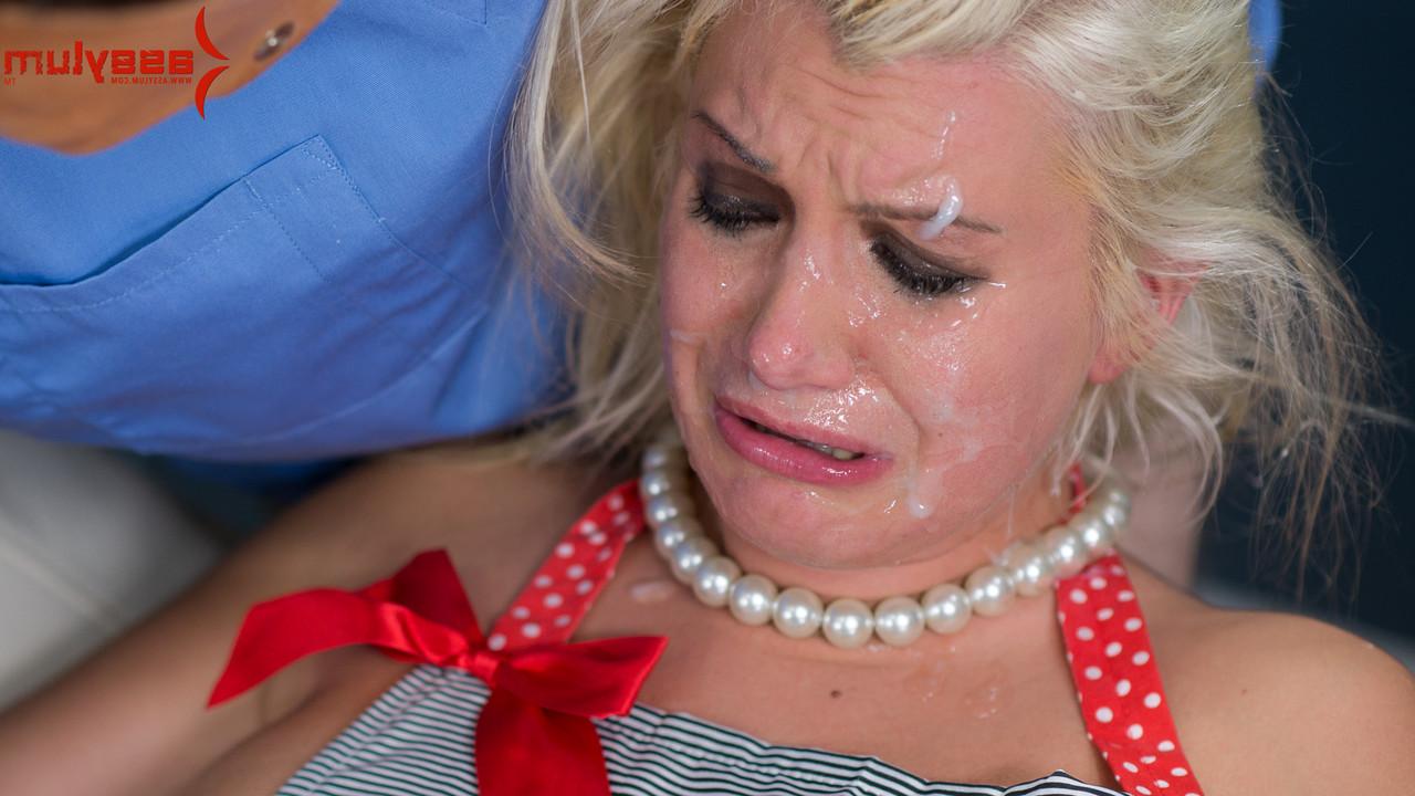 16P A garota loira Layla Price joga jogos sexuais excêntricos com produtos alimentícios