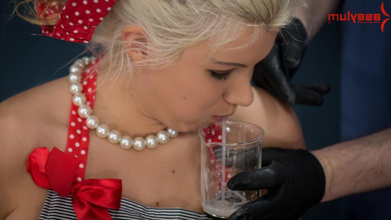 16P A garota loira Layla Price joga jogos sexuais excêntricos com produtos alimentícios