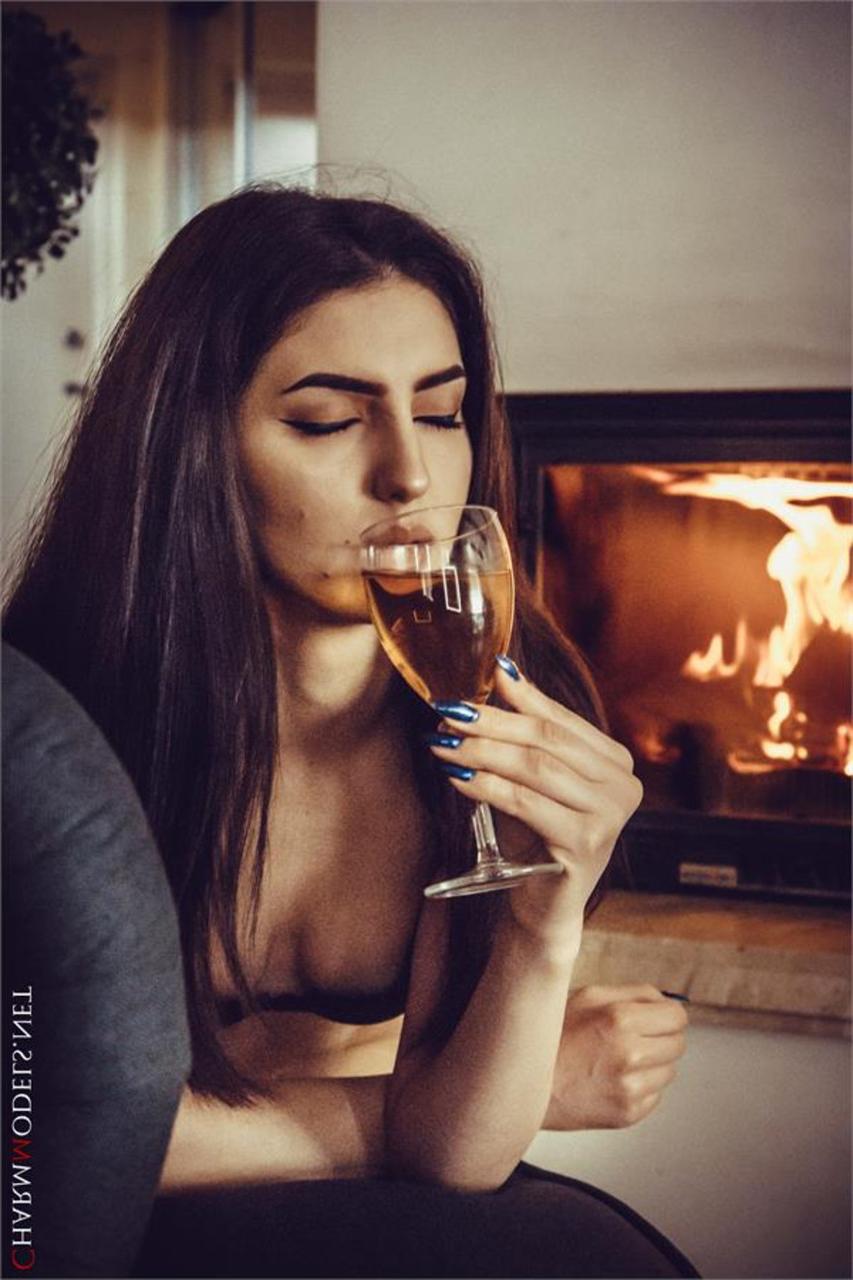 19P Nena seductora muestra su pequeño cuerpo impecable usando lencería negra