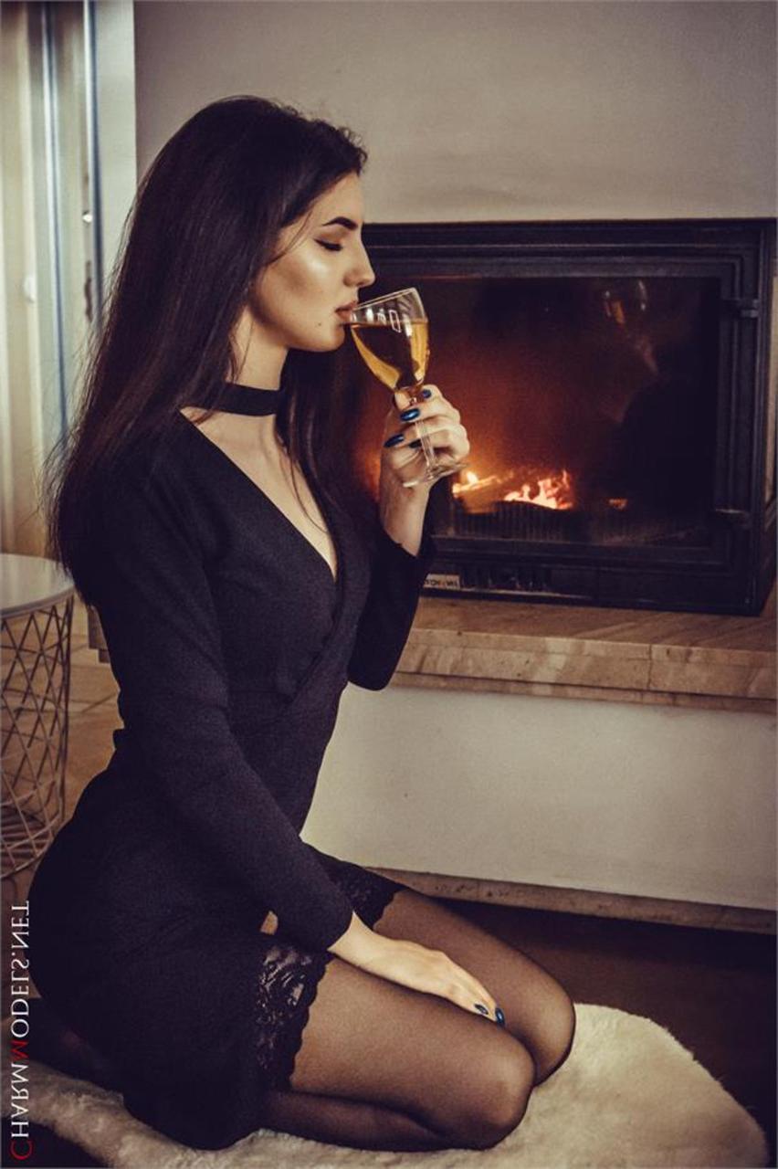 19P Nena seductora muestra su pequeño cuerpo impecable usando lencería negra