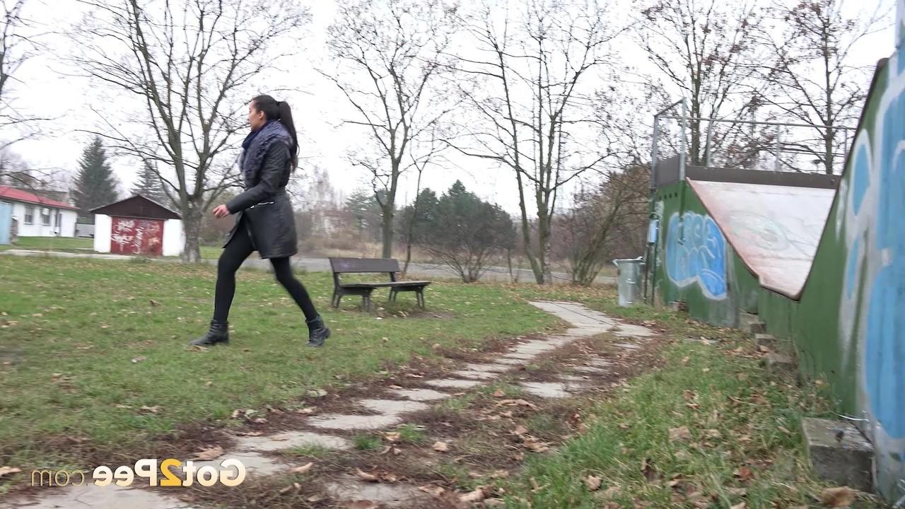 15P La chica bajita Amanda Estela mea en un banco de un parque público