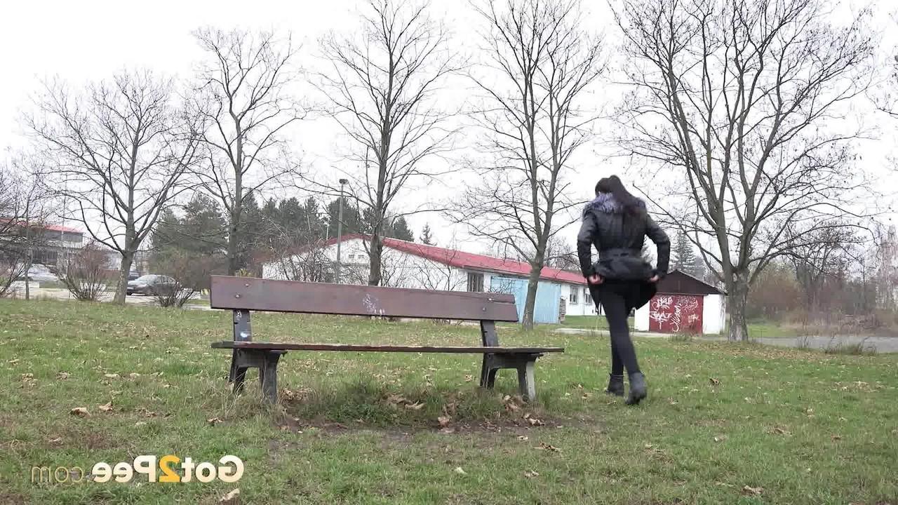15P La chica bajita Amanda Estela mea en un banco de un parque público