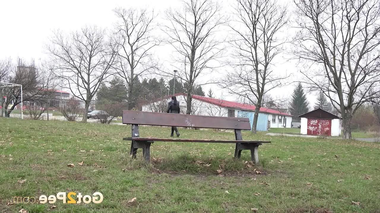 15P La chica bajita Amanda Estela mea en un banco de un parque público