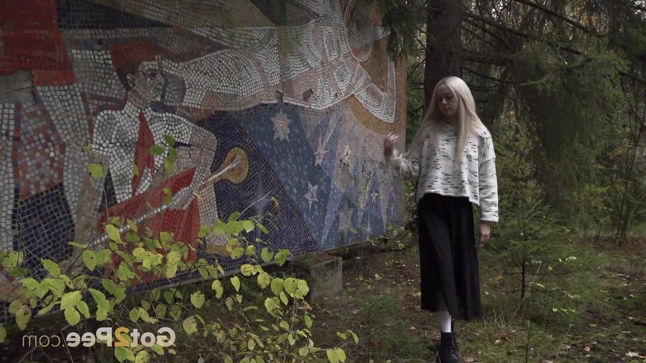 15P La linda rubia Eva Barbie orina frente a una instalación de arte al aire libre