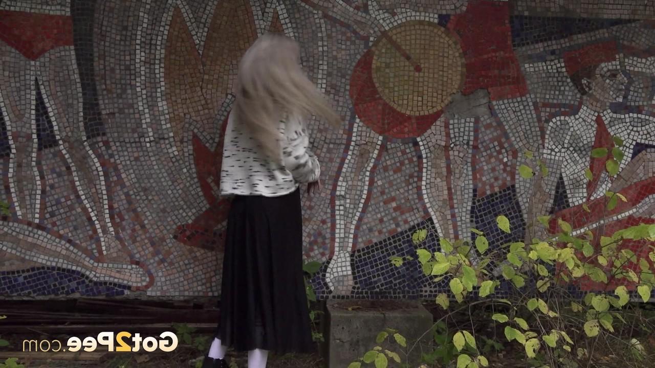 15P La linda rubia Eva Barbie orina frente a una instalación de arte al aire libre