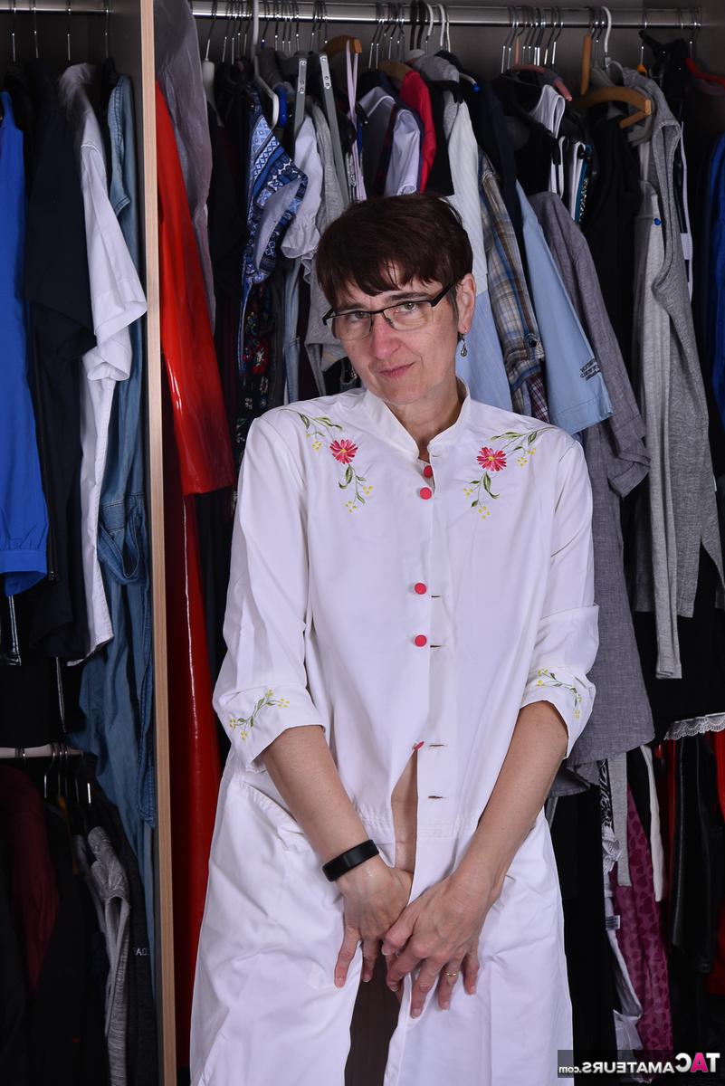 16P Morena madura fica totalmente nua enquanto decide uma roupa para vestir