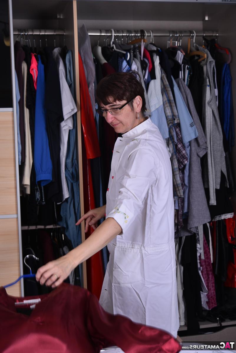 16P Morena madura fica totalmente nua enquanto decide uma roupa para vestir
