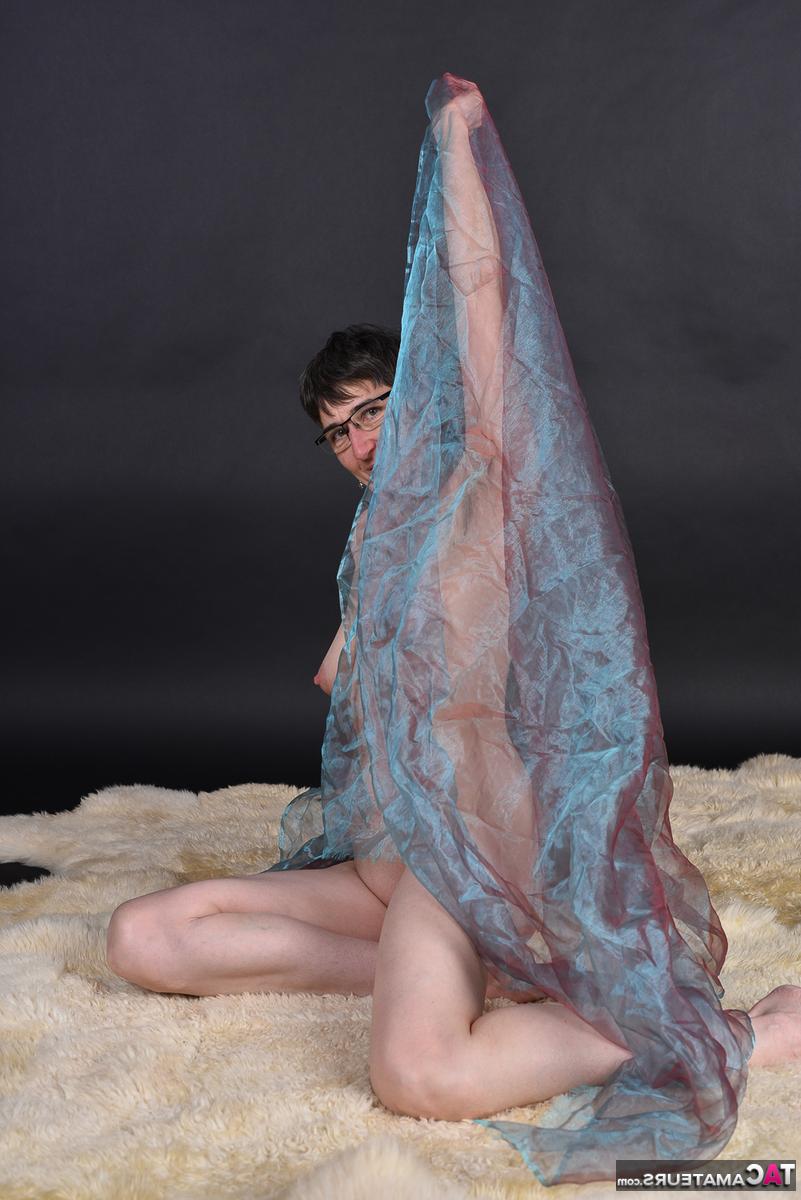 20P Modèles amateurs d'âge moyen totalement nus, enveloppés dans du tissu transparent.