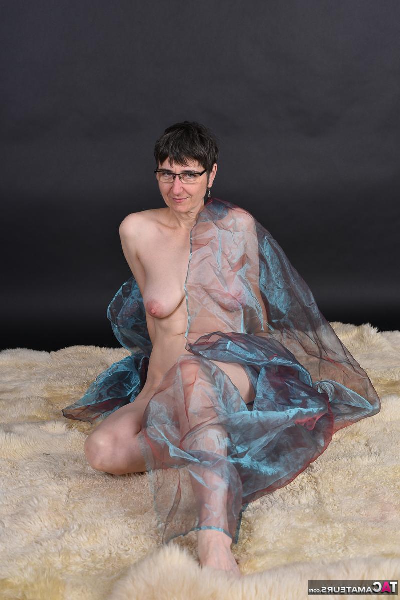 20P Modèles amateurs d'âge moyen totalement nus, enveloppés dans du tissu transparent.