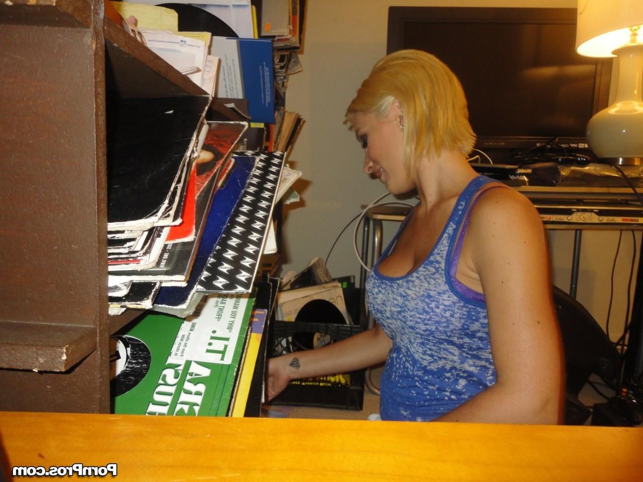 17P La DJ blonde Lexi Swallow étourdit avec ses beaux seins et son trou d'amour.