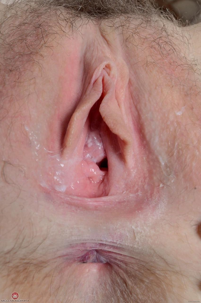 20P Finch Linden madura amadora expõe sua vulva peluda e a exibe de perto