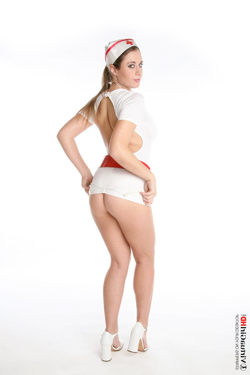 15P A enfermeira sexy Elya tira a maior parte do uniforme de uma forma tentadora
