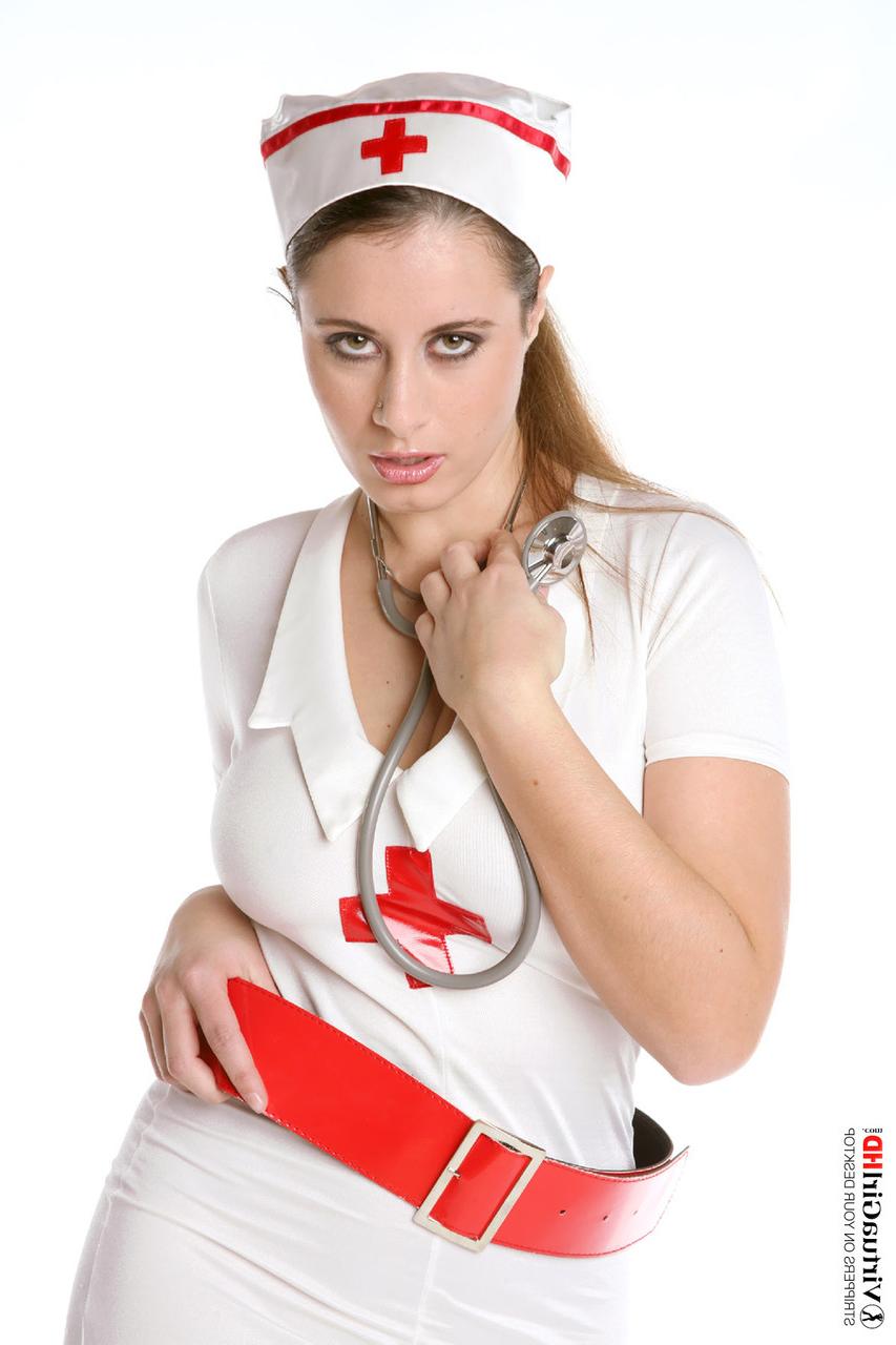 15P A enfermeira sexy Elya tira a maior parte do uniforme de uma forma tentadora