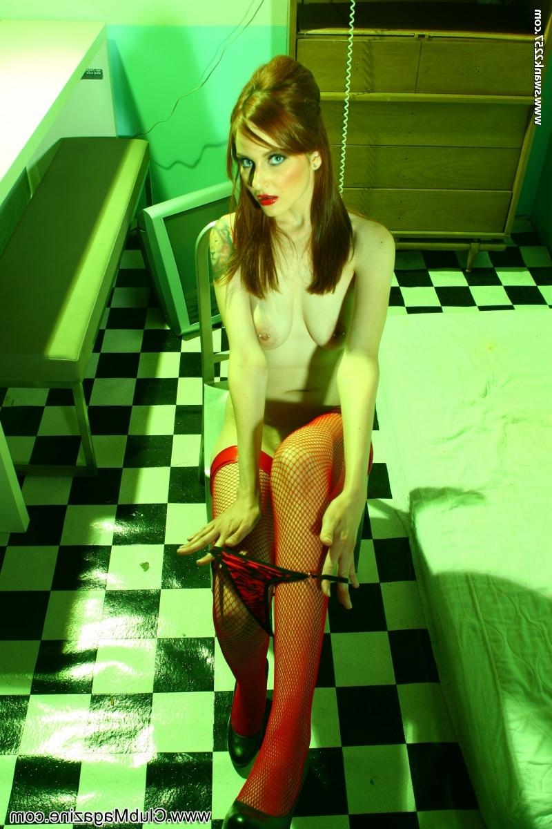 20P Lusty babes Cadence St John and Phoenix Askani masturbate in fishnets