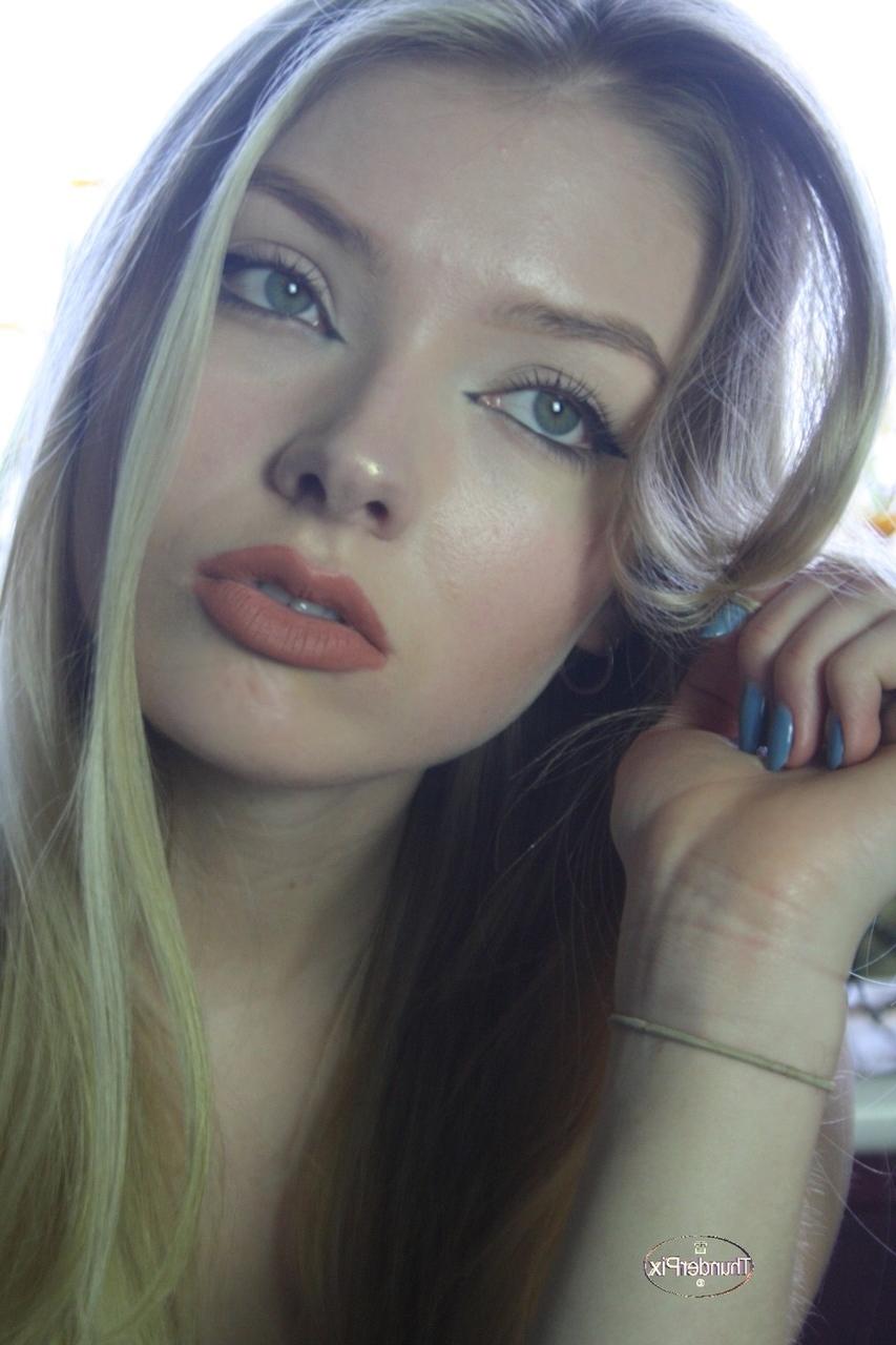 14P Linda loira gata faz poses nuas sensuais usando apenas calcinha