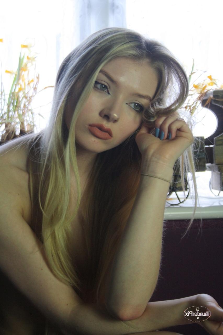 14P Linda loira gata faz poses nuas sensuais usando apenas calcinha