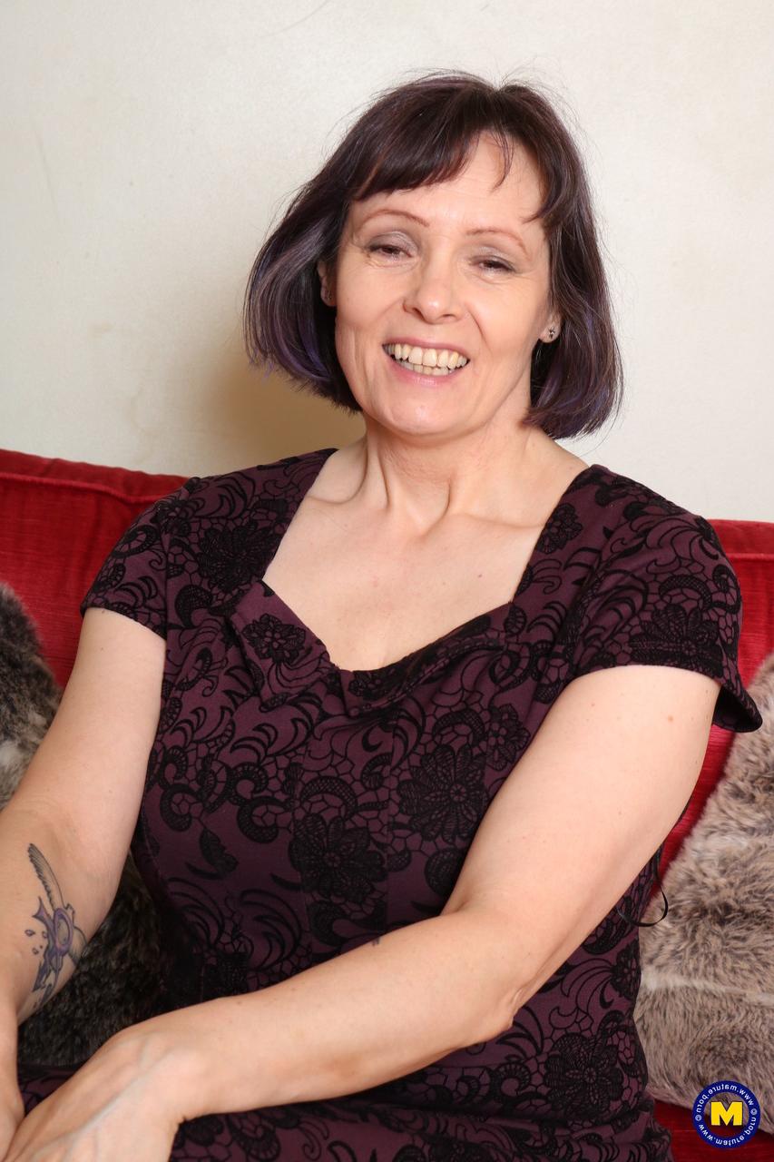 16P Reife Hausfrau entblößt ihre schönen Titten, bevor sie ihre rasierte Muschi zeigt