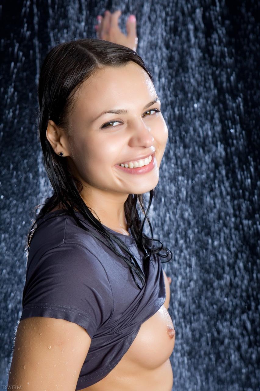 20P La seductora joven morena taini a muestra su impresionante cuerpo desnudo