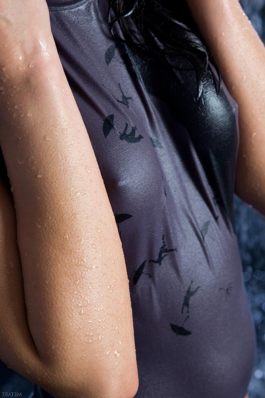 20P La seductora joven morena taini a muestra su impresionante cuerpo desnudo