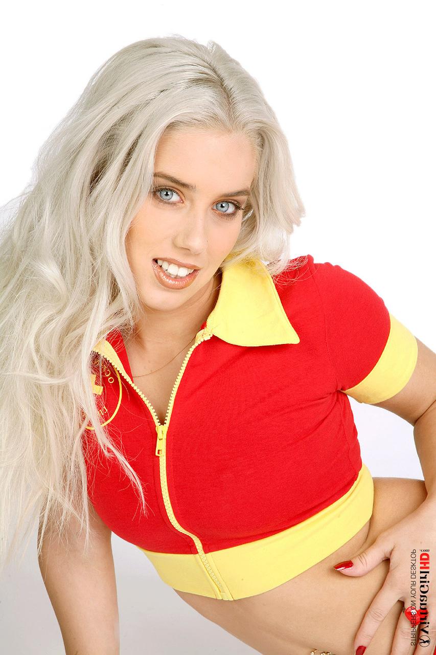 15P Menina loira platinada com olhos marcantes trabalha seu grande corpo livre de roupas