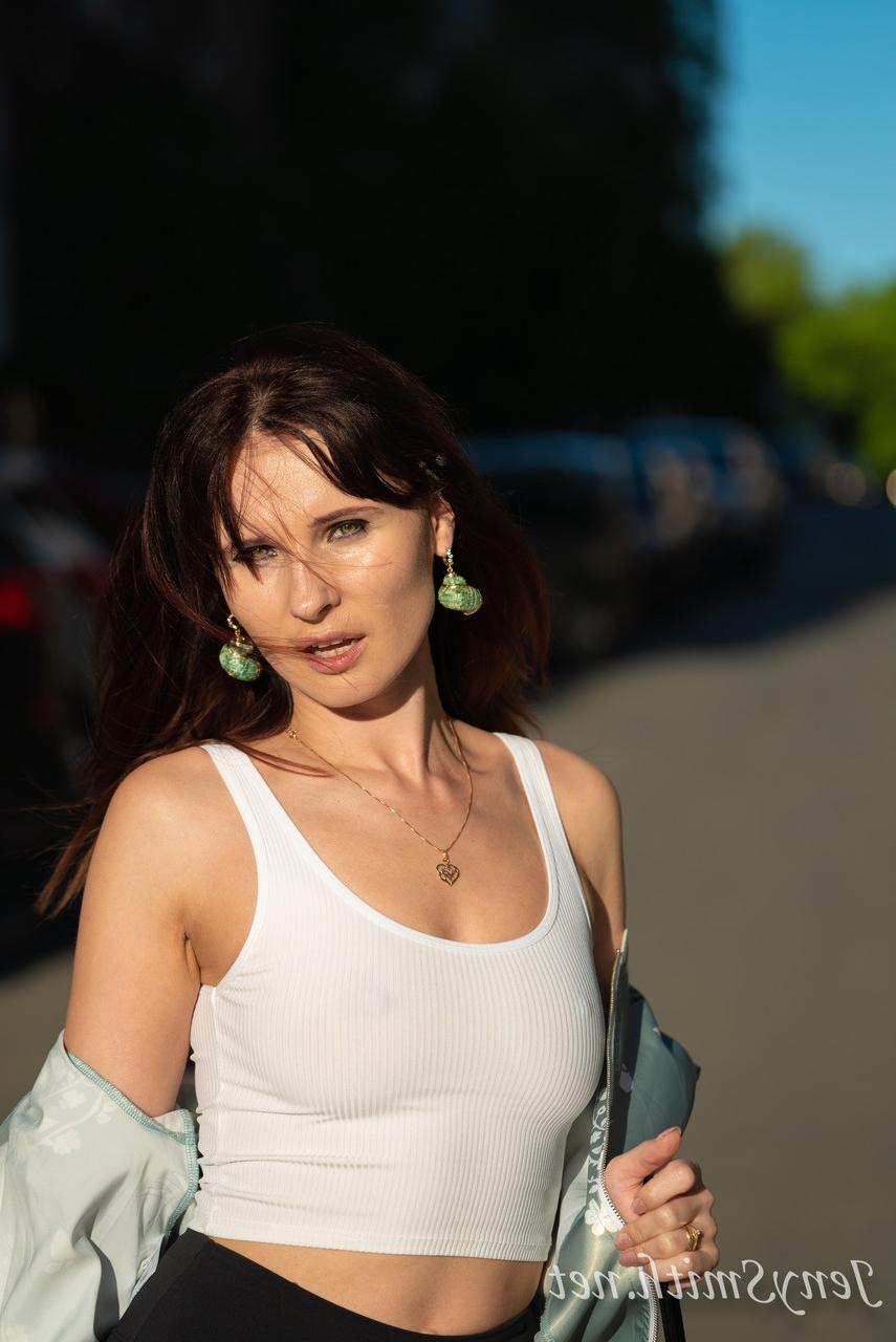 15P Linda russa MILF Jeny Smith expõe seus seios naturais em público