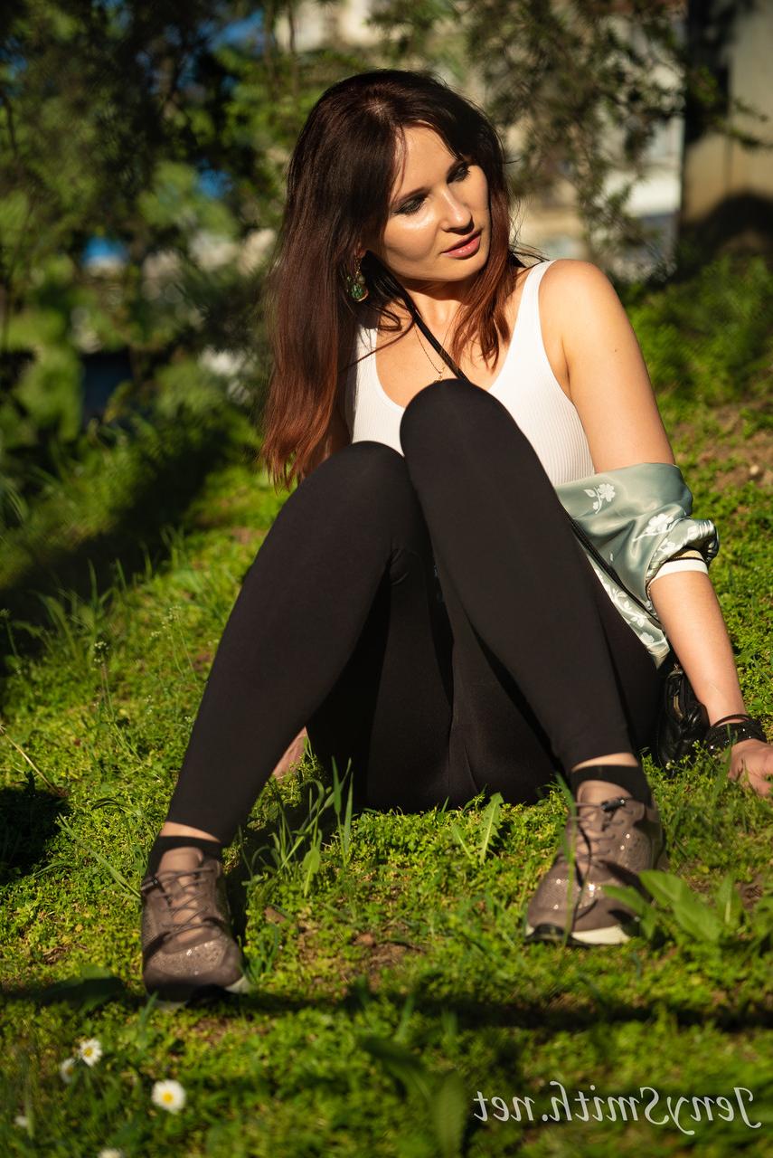 15P Linda russa MILF Jeny Smith expõe seus seios naturais em público