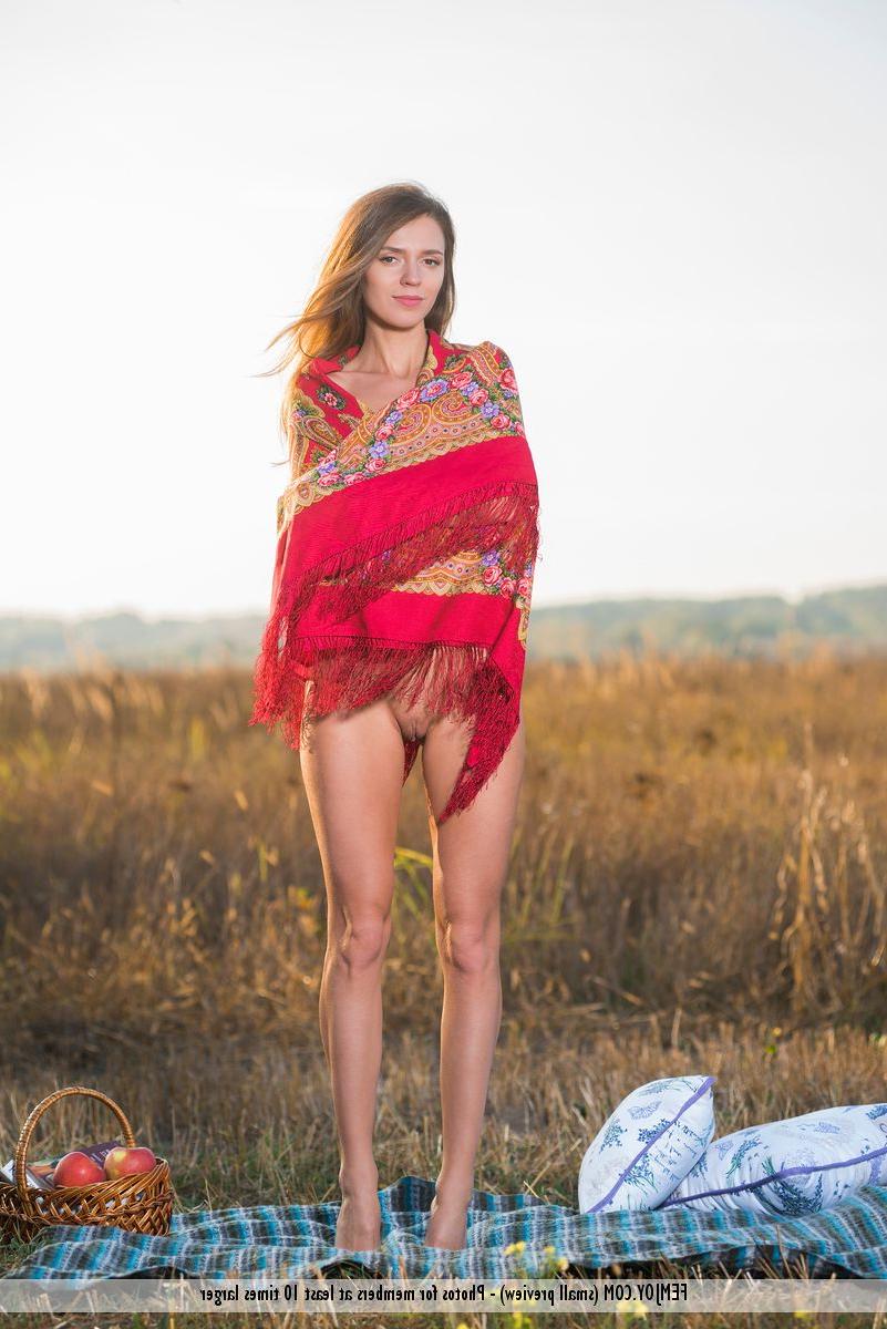 16P La jeune beauté Mary Kalisy se met totalement nue en pique-niqueant dans un champ.