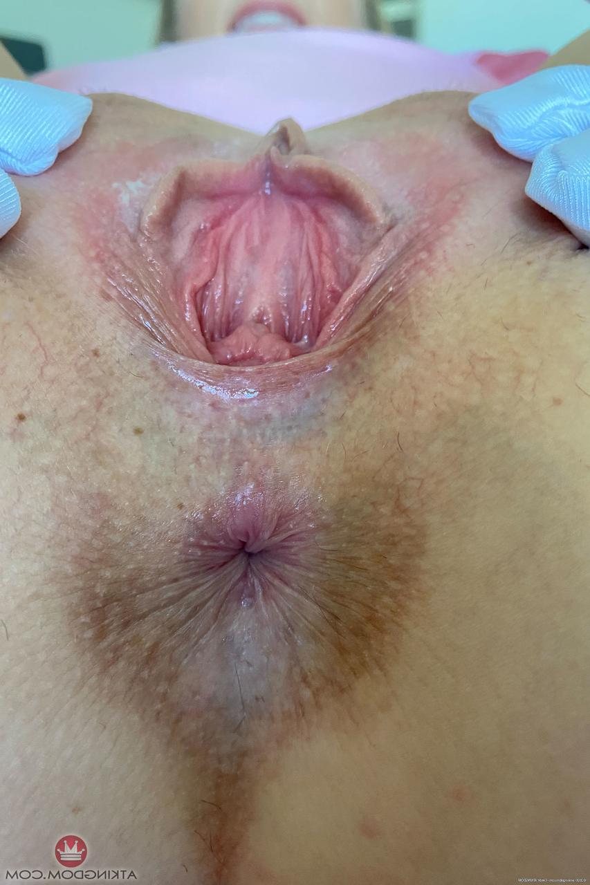 20P La sexy sirvienta joven Paris White abre su irresistible coño afeitado de cerca