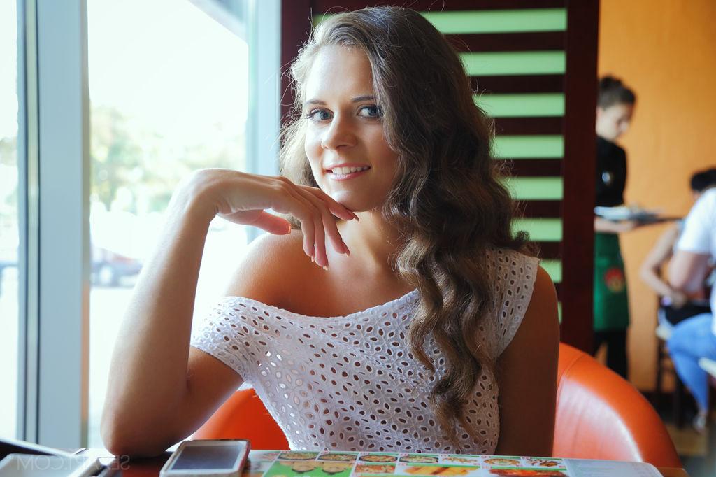 12P Jovem euro glamour modelo Etna deslizando o dedo na buceta raspada