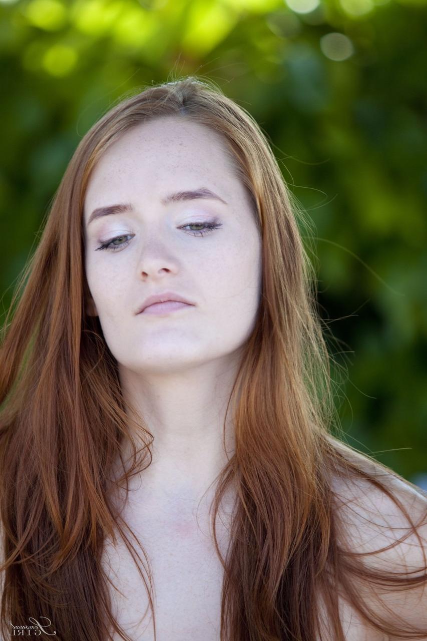 17P Die natürliche Rothaarige Denisa Heaven posiert nackt vor einer Palme