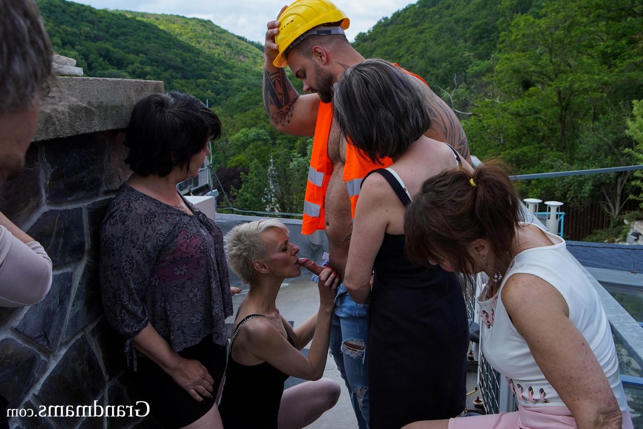 20P Mulheres maduras fazem um gangbang reverso ao ar livre com um faz-tudo musculoso