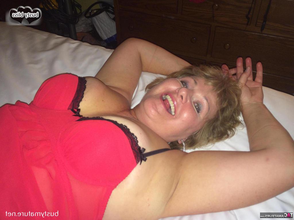 20P Mujer amateur Busty Bliss modela lencería sensual en su cama para una sesión de SFW