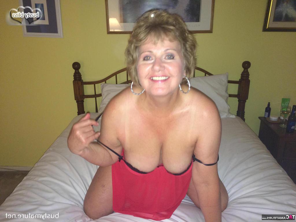 20P Mujer amateur Busty Bliss modela lencería sensual en su cama para una sesión de SFW