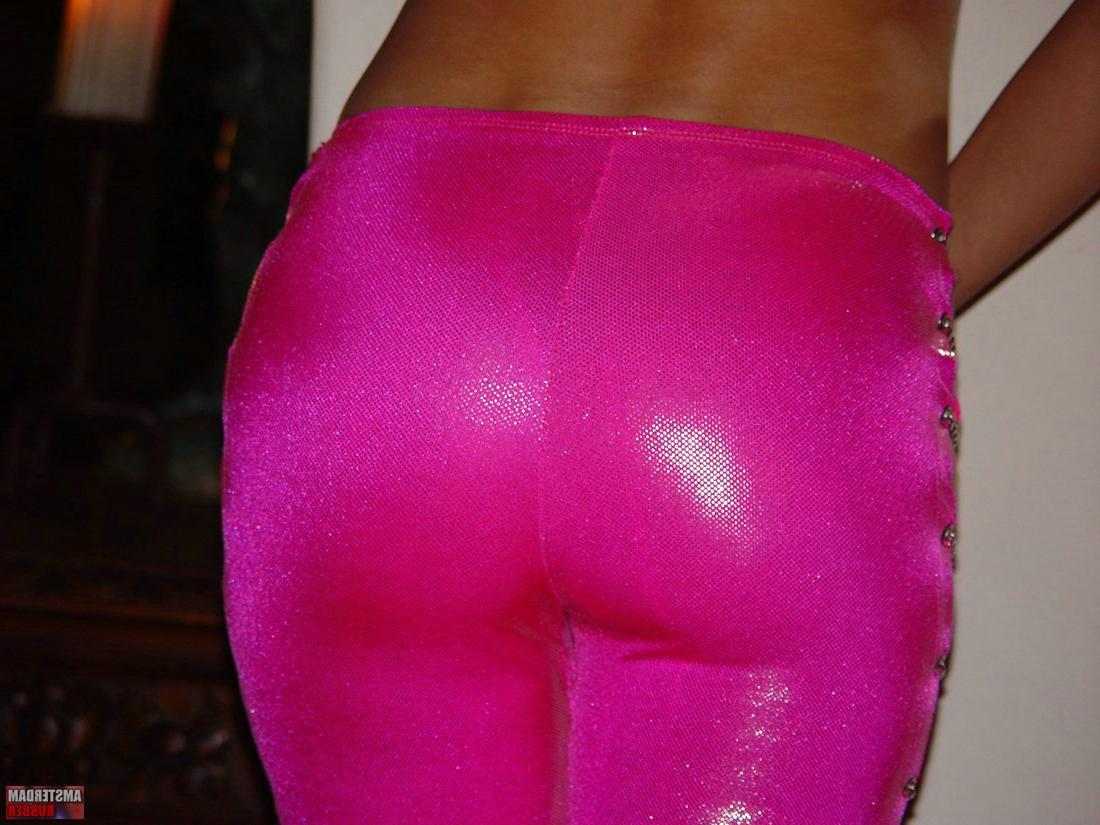 14P Rubia caliente intercambia sexo oral con su amante lesbiana con botas de látex negras