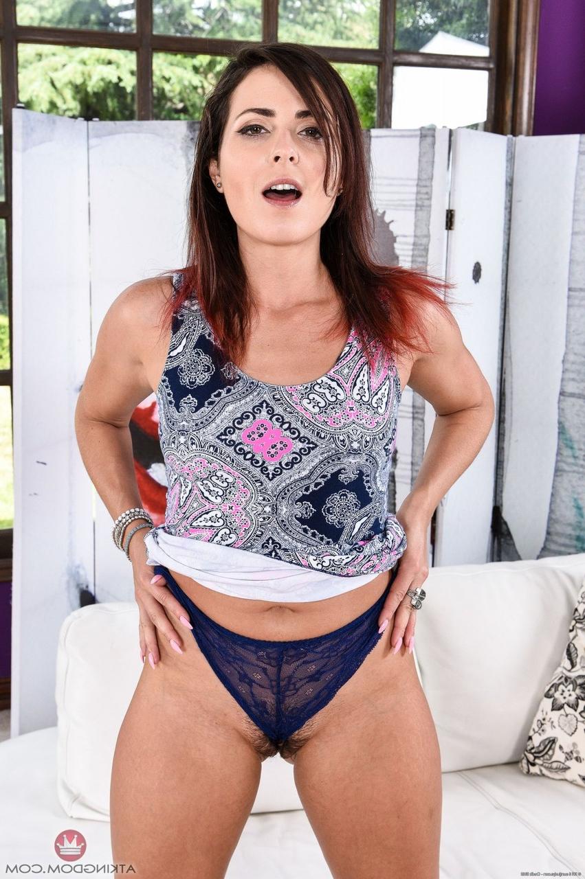 20P Amadora MILF Helena Price expõe sua vagina peluda e bunda gostosa em um solo