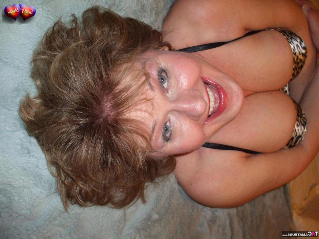 20P Mãe madura Busty Bliss em lingerie sexy se despe para deixar seus peitos grandes pendurados