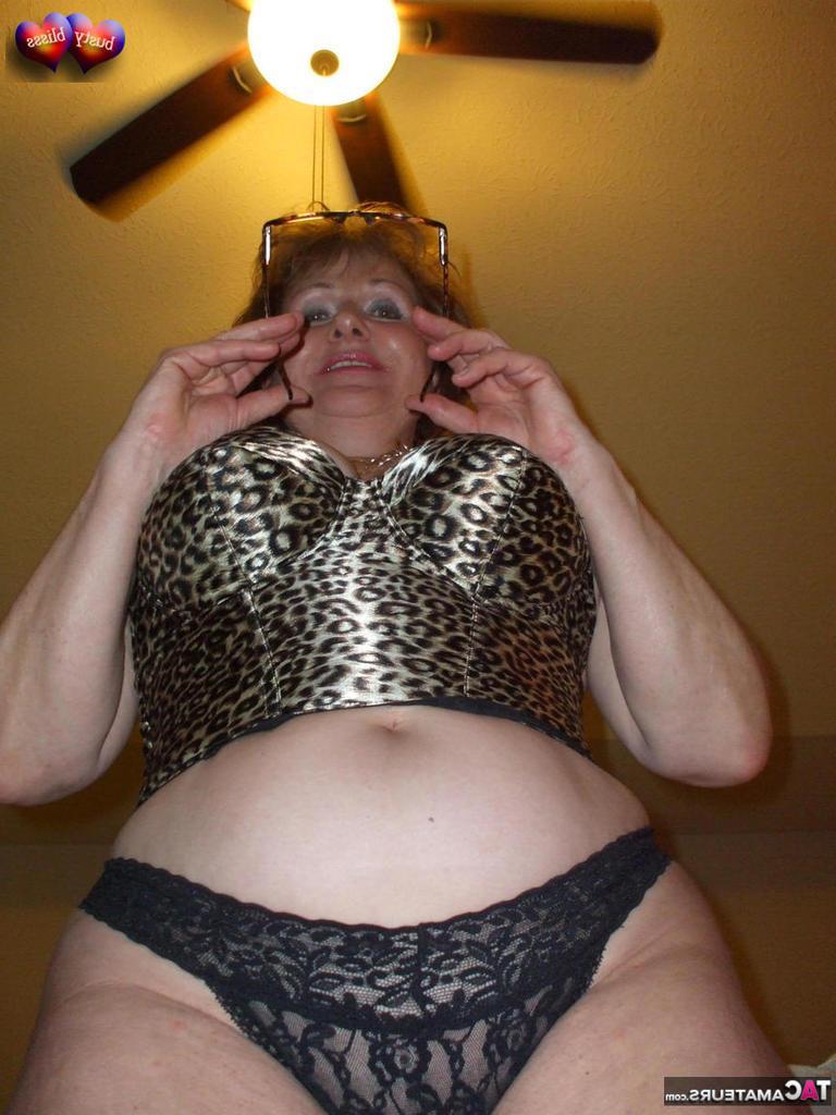 20P Mãe madura Busty Bliss em lingerie sexy se despe para deixar seus peitos grandes pendurados