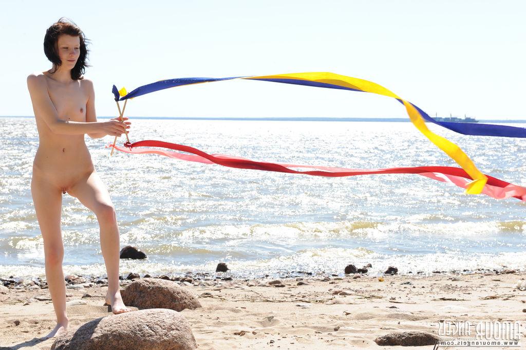 20P Jovem morena Kati fica totalmente nua na praia de forma lúdica