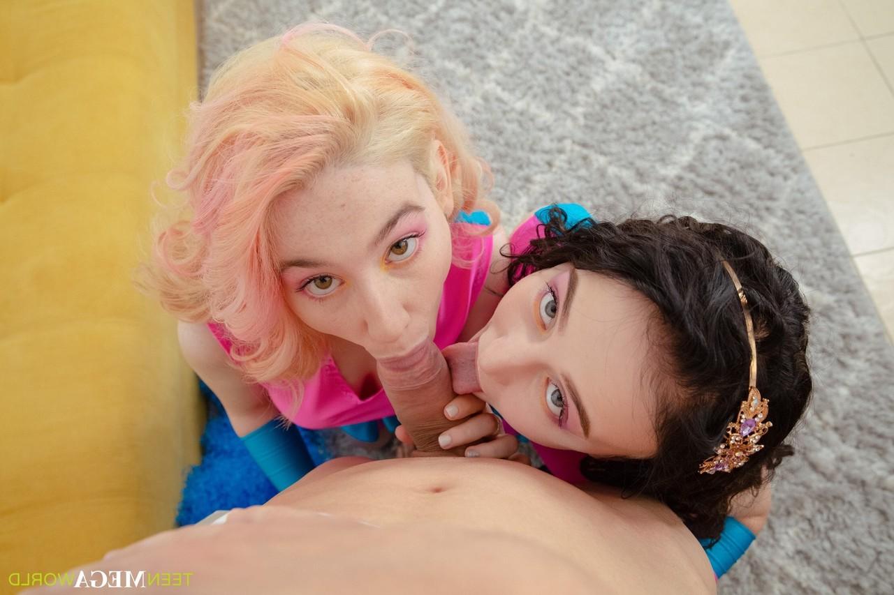 16P As meninas Milana e Mia Parker concluem um trio com porra no rosto