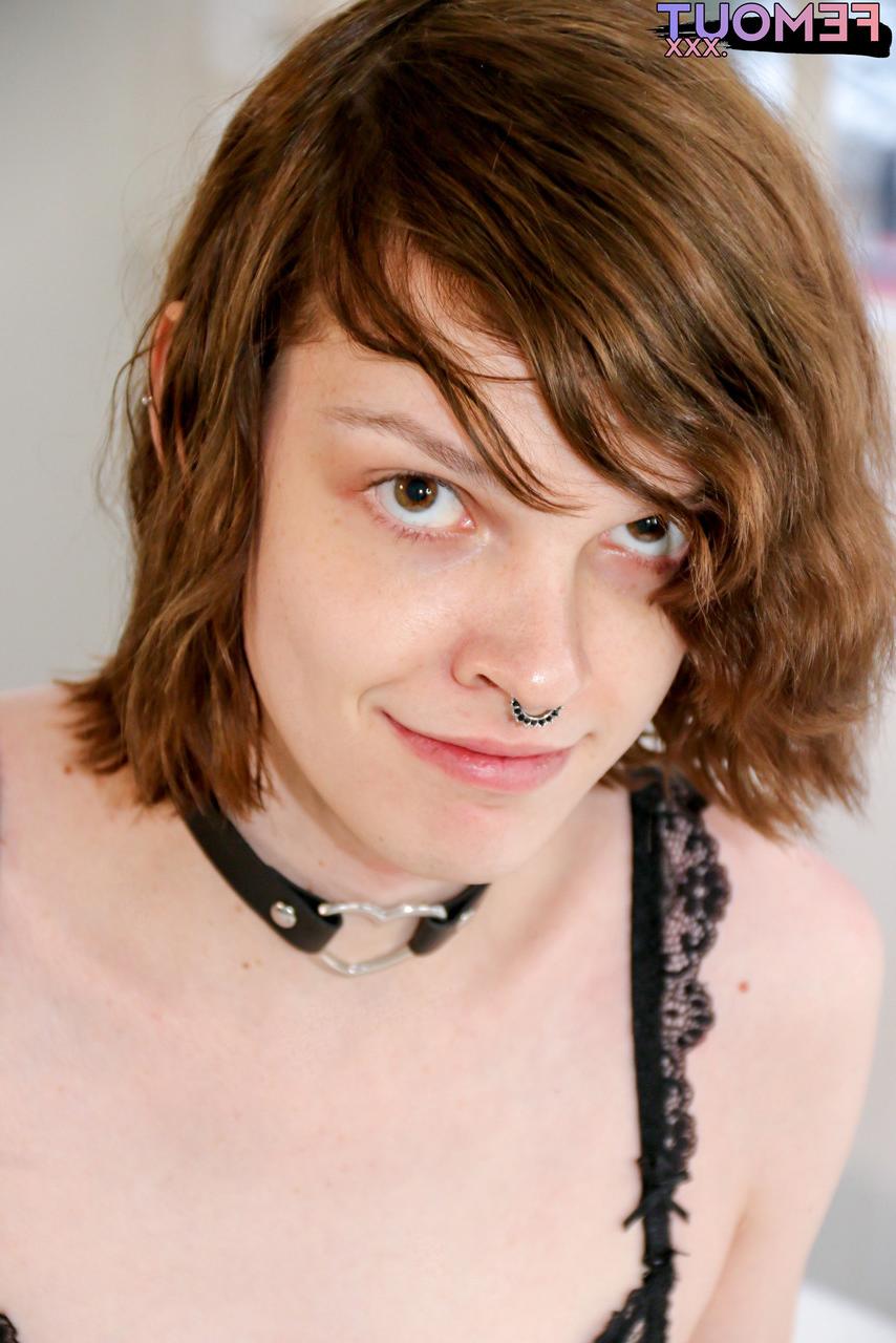 16P Morena travesti fofa Anri Singer expõe seu corpo e toca seu pau