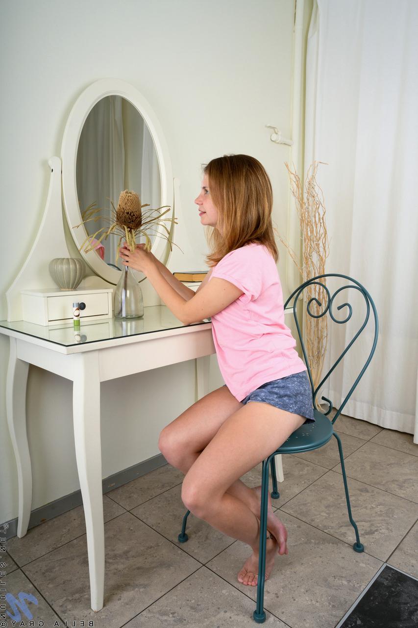 20P La petite jeune Bella Grey se déshabille devant le miroir et montre ses petits seins et sa chatte.